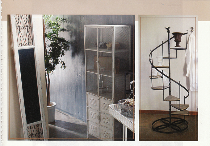 透けて見えるメッシュを活かしたアンティーク風の什器。古い物を大切に使い続ける、ブローニュに住む職人の部屋のイメージです。