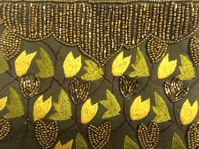 “フリンジ付きビーズ刺繍ポーチ”