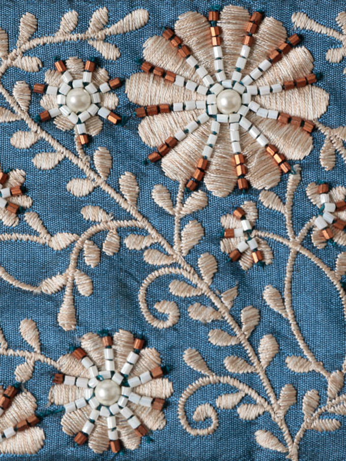 “フラワー刺繍ビーズ横長ポーチ”